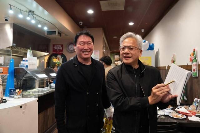 젠슨 황 엔비디아 최고경영자CEO가 지난달 최태원 SK그룹 회장왼쪽과 만찬 회동에서 SK하이닉스를 다룬 신간 슈퍼모멘텀을 펼쳐보이고 있다 사진연합뉴스