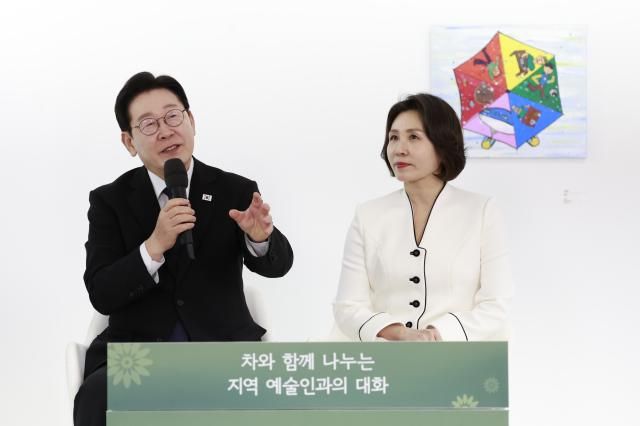 이재명 대통령이 15일 경남 창원시 마산합포구 창동예술촌 아트센터에서 열린 창원 지역예술인과의 대화에서 발언하고 있다 사진연합뉴스