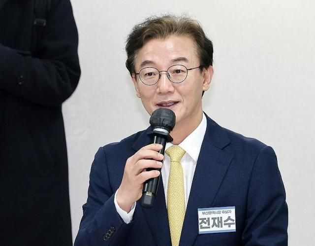  6·3 지방선거 부산시장에 도전하는 더불어민주당 전재수 의원이 17일 서울 영등포구 여의도 더불어민주당 중앙당사에서 열린 광역단체장 후보 면접에서 인사말을 하고 있다 사진연합뉴스