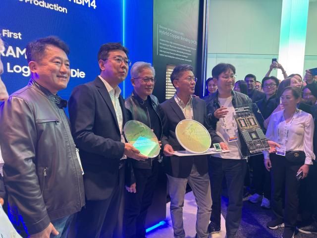 젠슨 황 엔비디아 최고경영자CEO가 16일현지시간 미국 캘리포니아주 새너제이에서 개막한 GTC 2026에 참석해 삼성전자 부스를 방문해 관계자들과 기념촬영하고 있다 사진GTC 2026 공동취재단