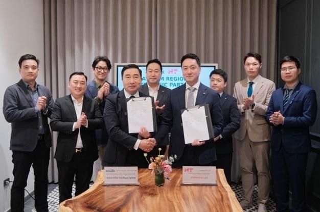 이건구 현대HT 대표이사가 베트남 기술 프로젝트 기업 STARX 관계자들과 전략적 업무협약 체결 후 기념촬영을 하고 있다 사진현대에이치티 제공