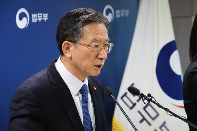 정성호 법무부 장관이 지난 3일 정부과천청사 법무부 브리핑실에서 2030 이민정책 미래전략 브리핑을 하고 있다 사진연합뉴스