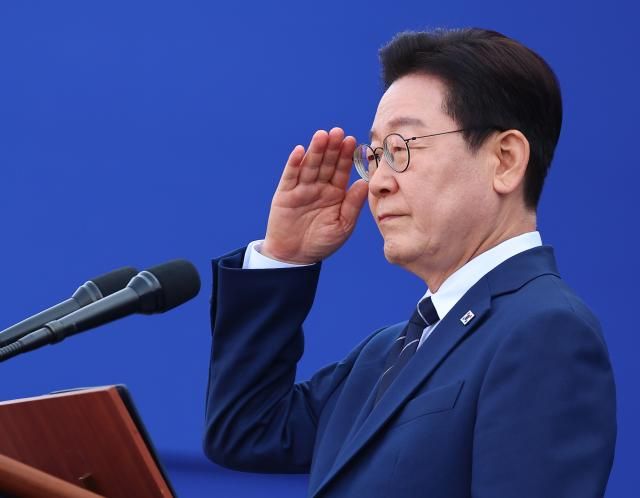 이재명 대통령이 17일 충남 아산 경찰대학에서 열린 2026년 신임 경찰 경위·경감 임용식에서 신임 경찰관들의 경례를 받고 있다 사진연합뉴스