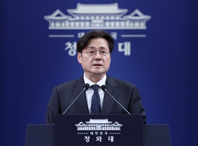 홍익표 정무수석이 지난 2월 12일 청와대 춘추관에서 이날 예정됐다 취소된 이재명 대통령과 더불어민주당 정청래 대표 국민의힘 장동혁 대표 오찬 관련 브리핑을 하고 있다 사진연합뉴스