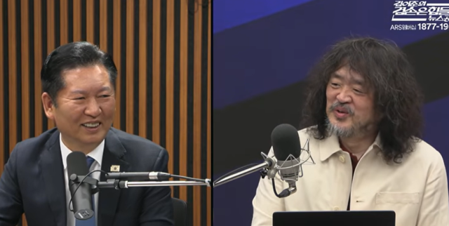 정청래 더불어민주당 대표왼쪽과 김어준씨 사진유튜브 김어준의 겸손은 힘들다 뉴스공장