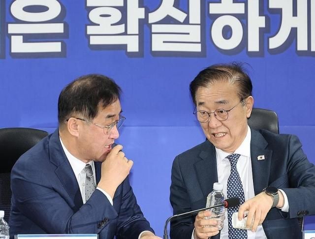  맹성규 국토교통위원장왼쪽과 김윤덕 국토교통부 장관이 대화하고 있다 사진연합뉴스