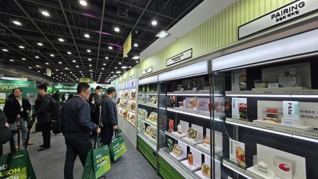 18일 오전 서울 양재 aT 센터에서 개최된 푸드 솔루션 페어 2026에 참가한 관람객들이 키친리스 부스를 둘러보고 있다 사진김현아 기자