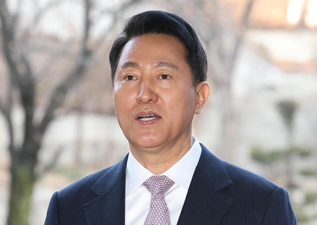 명태균 여론조사 의혹으로 기소된 오세훈 서울시장이 첫 공판 출석을 위해 4일 서울 서초구 서울중앙지법으로 향하며 입장을 밝히고 있다 사진연합뉴스