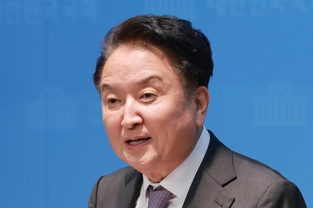 김영환 충북도지사가 18일 국회 소통관에서 국민의힘 공천관리위원회가 본인을 공천 배제 결정한 것 경찰이 금전 수수 혐의로 구속영장을 신청한 것과 관련해 기자회견을 하고 있다 사진연합뉴스