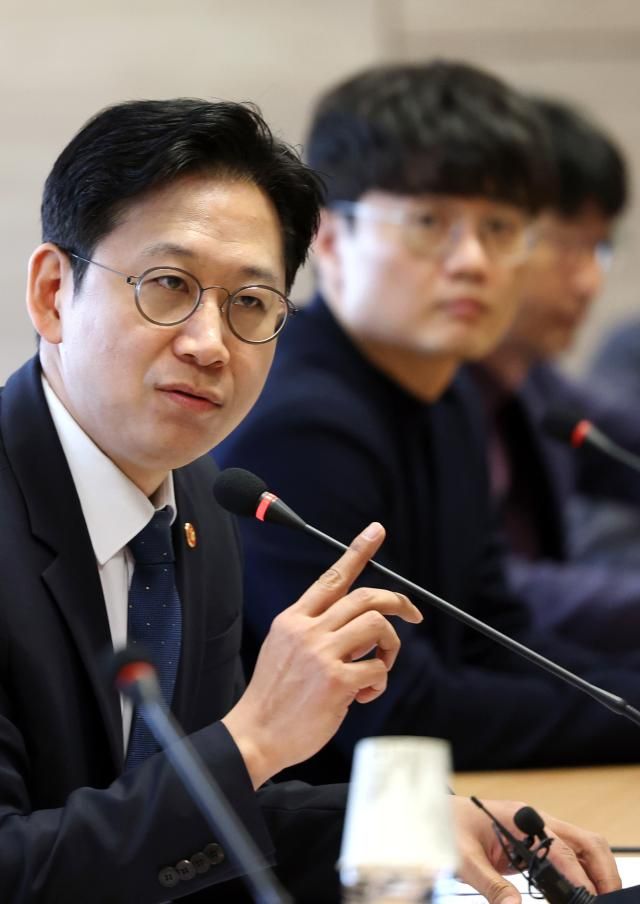 배경훈 부총리 겸 과기정통부 장관이 18일 서울 종로구 과학기술자문회의에서 네이버 카카오 등 국내 주요 AI 기업과 가진 독자 AI 관계 기업 간담회에서 발언하고 있다 사진연합뉴스