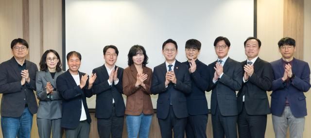 배경훈 부총리 겸 과학기술정보통신부 장관이 18일 오전 서울 종로구 광화문교보빌딩 국가과학기술자문회의 대회의실에서 열린 독자 AI 관계 기업 간담회 에서 기념촬영을 하고 있다 왼쪽부터 김세웅 카카오 부사장 손지윤 네이버 전무 김성훈 업스테이지 대표 임우형 LG AI 원장 이연수 NC AI 대표 배경훈 부총리 임정환 모티프테크놀로지스 대표 유경상 SK텔레콤 AI CIC장 김연규 장관정책보좌관 김경만 인공지능정책실장 사진과학기술정보통신부