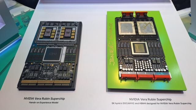 미국 캘리포니아 새너제이에서 진행 중인 엔비디아 GTC 2026 SK하이닉스 부스에 전시된 베라 루빈 탑재 HBM4 모습 개막 첫 날인 16일현지시간 젠슨 황이 직접 사인한 문구가 눈길을 끈다 사진조성준 기자