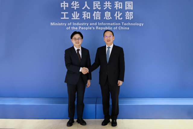 김정관 산업통상부 장관이 18일 중국 베이징 산업정보화부 회의실에서 열린 제5차 한중 산업장관회의에서 리 러청 중국 산업정보화부 부장과 기념촬영하고 있다 사진산업통상부