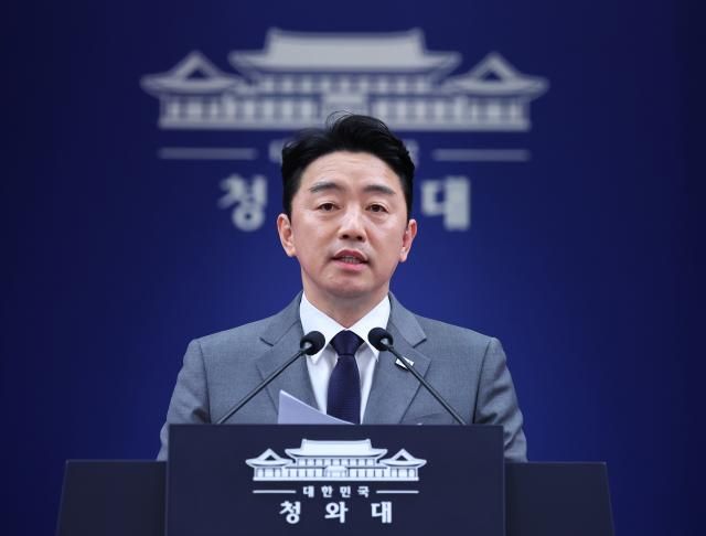 이재명 대통령 전략경제협력 특사로 아랍에미리트UAE를 방문하고 귀국한 강훈식 비서실장이 18일 청와대 춘추관에서 특사 활동 관련 브리핑을 하고 있다 사진연합뉴스 