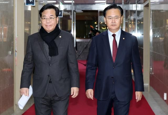 송언석 국민의힘 원내대표왼쪽와 유상범 국민의힘 원내운영수석부대표가 18일 국조특위 구성을 항의하기 위해 국회의장실에 들어서고 있다 사진연합뉴스