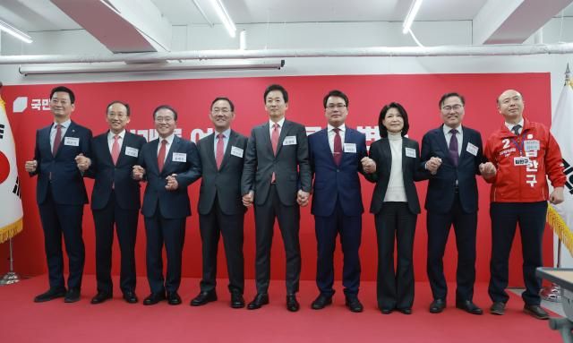 6·3 지방선거에서 대구시장 출마 의사를 밝힌 국민의힘 소속 최은석 의원왼쪽부터 추경호 의원 윤재옥 의원 주호영 국회부의장 유영하 의원 이재만 전 대구 동구청장 이진숙 전 방송통신위원장 홍석준 전 의원 김한구 전 달성군 새마을협의회 감사가 지난 10일 서울 영등포구 국민의힘 중앙당사에서 열린 광역단체장 후보 면접에 앞서 기념촬영을 하고 있다 사진연합뉴스