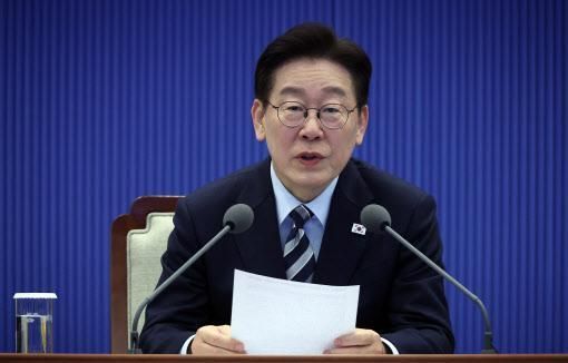 이재명 대통령이 12일 청와대에서 열린 수석보좌관회의에서 발언하고 있다 사진연합뉴스