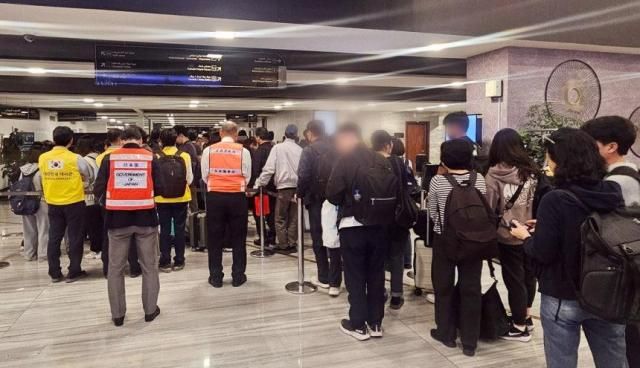 15일 사우디아라비아에서 귀국하려는 한국인들이 공항에서 출국을 위해 줄 서 있다 사진외교부 