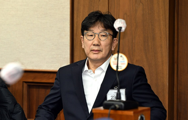 권성동 국민의힘 의원이 작년 11월 3일 서울 서초구 서울중앙지법에서 열린 통일교로부터 불법 정치자금을 수수한 혐의 사건 1차 공판에 출석해 재판을 기다리고 있다 사진연합뉴스