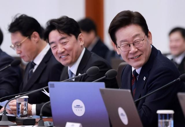  이재명 대통령이 19일 청와대에서 열린 수석보좌관회의에서 아랍에미리트UAE 특사 방문을 마친 강훈식 비서실장에게 격려 발언을 한 뒤 웃고 있다 사진청와대