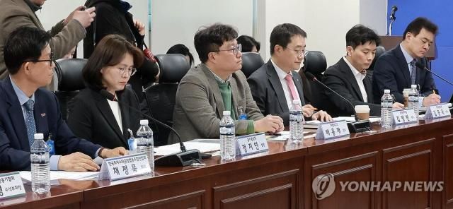 19일 국회의원회관에서 더불어민주당 을지로위원회가 연 석유화학 업계 간담회에 정종은 LG화학 상무오른쪽부터 김동욱 한화솔루션 상무 김영번 롯데케미칼 상무 배용재 여천NCC 전무가 참석해 있다 왼쪽은 채정묵 한국프라스틱공업협동조합연합회 회장 사진연합뉴스