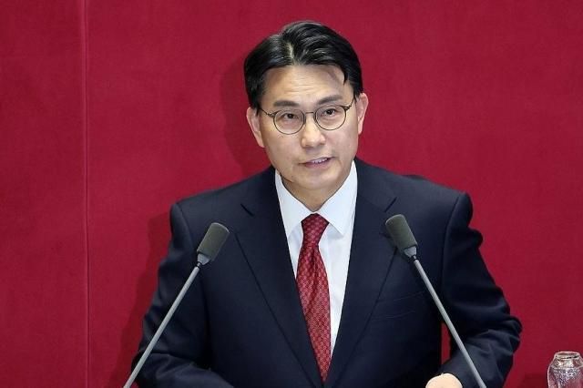 윤상현 국민의힘 의원이 19일 국회에서 열린 3월 임시국회 2차 본회의에서 공소청법안에 대한 무제한 토론필리버스터을 하고 있다 사진연합뉴스