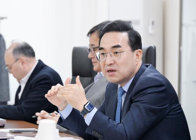 박홍근 기획예산처 장관 후보자가 17일 서울 중구 예금보험공사에서 열린 민생안정 분야 정책간담회를 주재하고 있다사진기획예산처