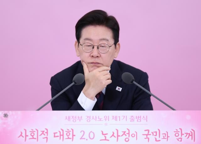 이재명 대통령이 19일 경제사회노동위원회 제1기 출범을 맞이해 청와대에서 열린 노동정책 토론회에서 전문가 발제를 듣고 있다 사진연합뉴스