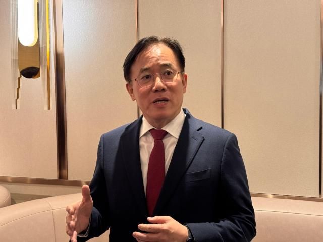 철동 LG디스플레이 대표이사 사장이 지난 12일 2026 한국디스플레이산업협회 정기총회 행사에 앞서 취재진을 만나 질문에 답변하고 있다 사진연합뉴스