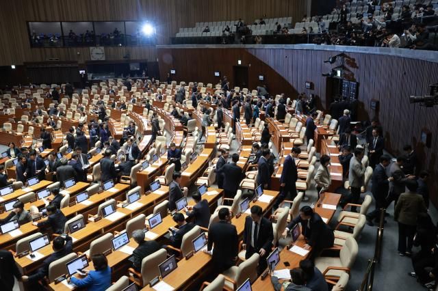 19일 국회 본회의에서 윤상현 국민의힘 의원이 공소청법안에 대해 무제한 토론을 시작하자 의원들이 본회의장을 떠나고 있다 사진연합뉴스