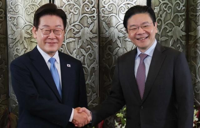 이재명 대통령과 로렌스 웡 싱가포르 총리가 2일 싱가포르 외교부 청사에서 정상회담에 앞서 악수하고 있다사진연합뉴스