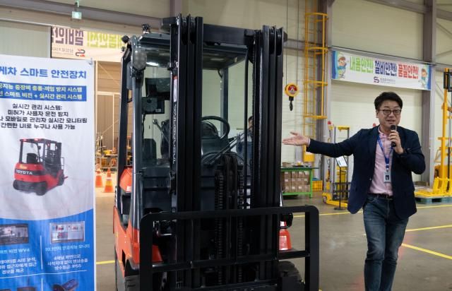 유흥식 삼성로지피아 대표가 지난달 26일 충남 아산시 아산 사업장에서 주요 지게차 제품을 설명하고 있다 사진메인비즈협회