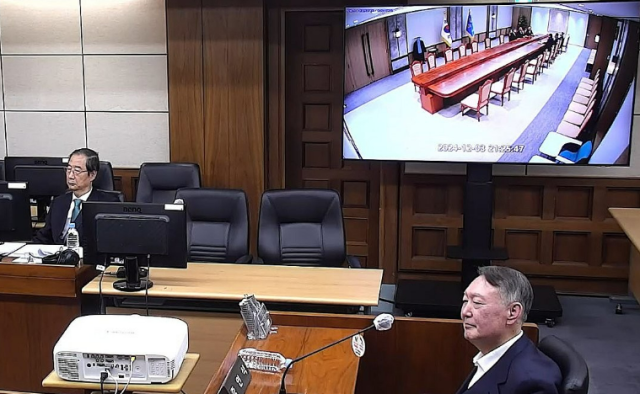 윤석열 전 대통령이 작년 11월 19일 서울 서초구 서울중앙지방법원에서 열린 한덕수 전 국무총리의 내란 재판에 증인으로 출석해 증거 CCTV 영상을 지켜보고 있다 사진서울중앙지법