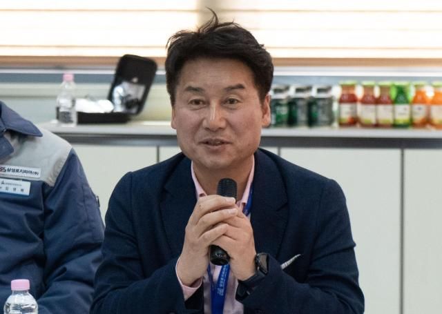 유흥식 삼성로지피아 대표가 지난달 26일 충남 아산시 아산 사업장에서 취재진에게 기업 설명을 하고 있다 사진메인비즈협회