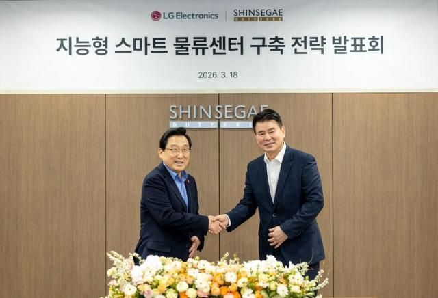 이석구 신세계디에프 대표이사와 정대화 LG전자 생산기술원장사장이 기념촬영을 하고 있다사진신세계면세점