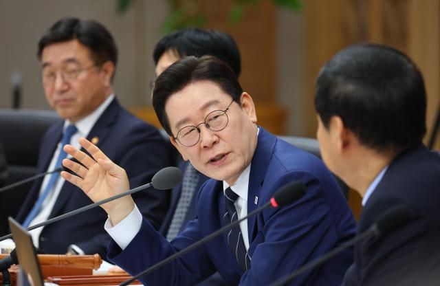 이재명 대통령이 17일 정부세종청사에서 열린 국무회의에서 구윤철 부총리 겸 재정경제부 장관과 대화하고 있다 사진연합뉴스