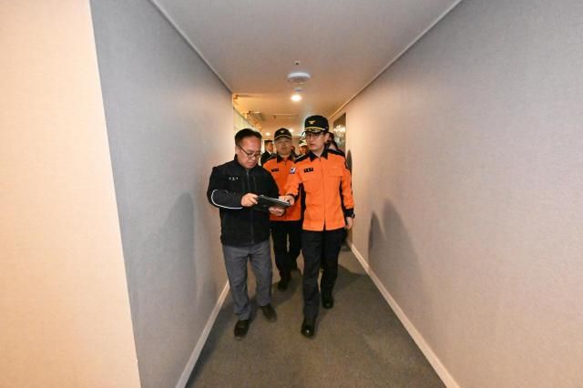 지난 19일 김승룡 소방청장이 BTS 공연에 대비해 서울 시내 숙박시설을 찾아 긴급 현장점검을 실시하며 피난통로 확보 상태를 확인하고 있다 사진소방청