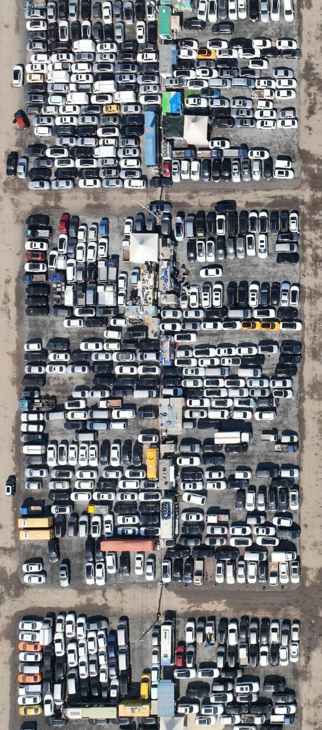 중동 사태 영향으로 중고차 전체 수출 중 약 3분의 1을 차지하는 중동 지역 중고차 수출에도 큰 차질이 빚어지는 가운데 지난 8일 인천시 연수구 옥련동 옛 송도유원지의 중고차 수출단지에 차량들이 빼곡히 주차돼 있다 사진연합뉴스