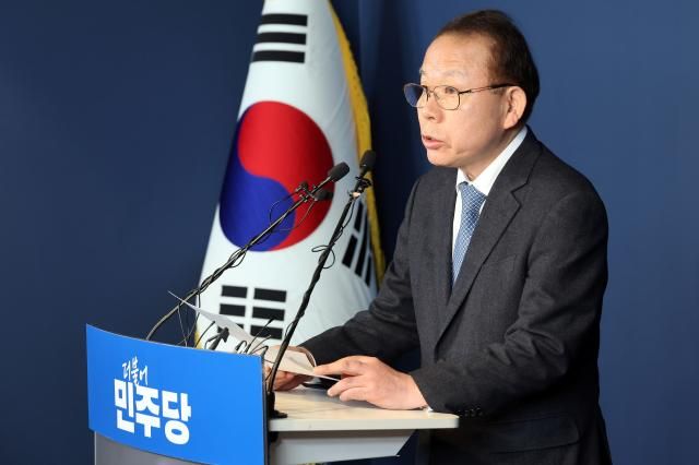 김이수 더불어민주당 공천관리위원장이 20일 여의도 중앙당사에서 6·3 지방선거 대전시장 및 충남지사 공천 심사 결과를 발표하고 있다 사진연합뉴스