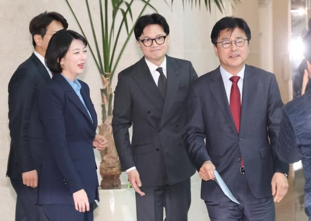 김종혁 전 국민의힘 최고위원이 20일 국회 소통관에서 중앙윤리위 징계에 대한 법원의 효력정지 가처분 인용 결정과 관련해 기자회견장을 향하고 있다 사진연합뉴스