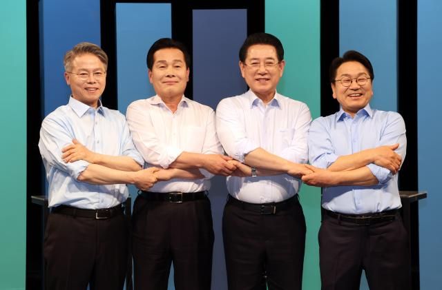 지난 3월 17일 광주 남구 광주문화방송 공개홀에서 열린 더불어민주당 전남광주특별시장 예비경선 합동토론회에 앞서 예비후보 A조 민형배 의원왼쪽부터 주철현 의원 김영록 지사 강기정 시장이 기념 촬영하고 있다 사진연합뉴스