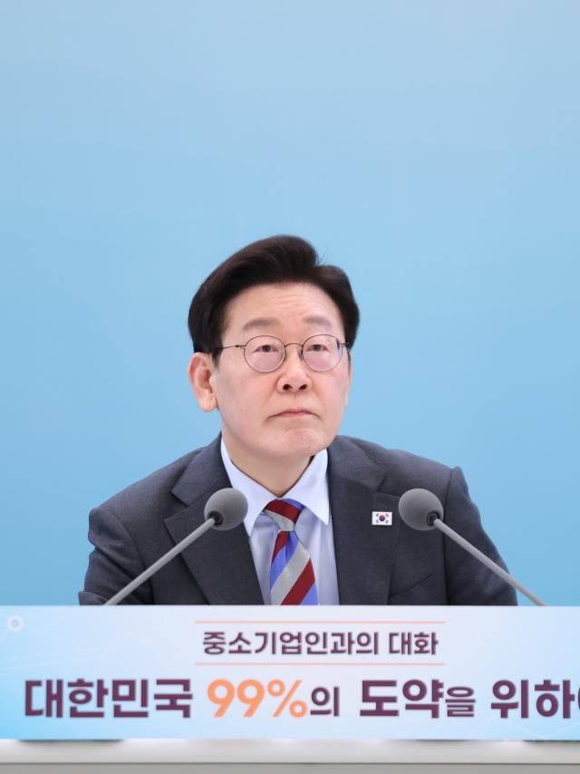 이재명 대통령이 20일 청와대 영빈관에서 열린 중소기업인과의 대화에서 참석자 발언을 듣고 있다 사진연합뉴스