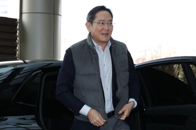 이재용 삼성전자 회장이 경제사절단에 동행하기 위해 지난 1월 강서구 서울김포비즈니스항공센터SGBAC를 통해 출국하고 있다사진유대길 기자