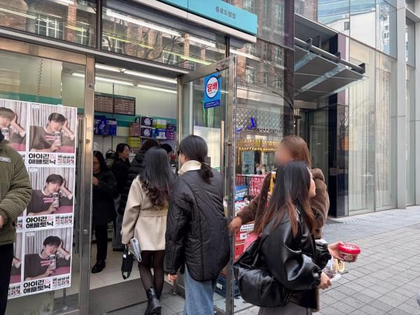 21일 광화문 인근 GS25 매장에 고객이 들어가고 있다 사진GS리테일