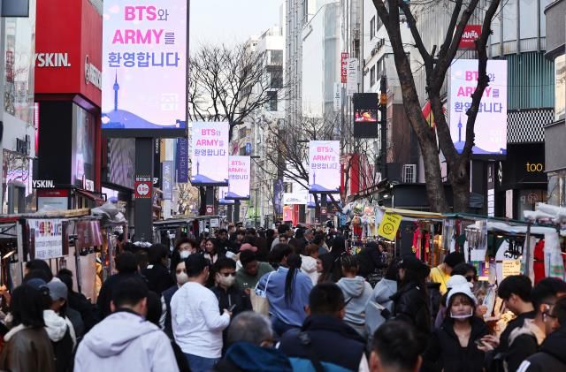BTS 컴백 특수 누리는 명동 붐비는 인파 서울연합뉴스 한종찬 기자 그룹 방탄소년단BTS이 정규 5집 아리랑ARIRANG 발매를 기념해 무료 공연 BTS 컴백 라이브 아리랑BTS THE COMEBACK LIVE｜ARIRANG을 여는 21일 서울 중구 명동거리의 미디어폴에 BTS와 팬클럽 아미 환영 메시지가 송출되고 있다 2026321 sabaynacokr2026-03-21 153823 저작권자 ⓒ ㈜연합뉴스 무단 전재 재배포 금지 AI 학습 및 활용 금지저작권자 ⓒ ㈜연합뉴스 무단 전재 재배포 금지 AI 학습 및 활용 금지