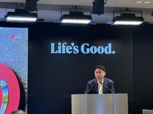 류재철 LG전자 대표이사사장이 23일 서울 여의도 트윈타워에서 열린 정기주주총회에서 올해 사업 비전을 발표하고 있다 사진김나윤 기자