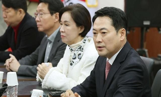 장동혁 국민의힘 대표가 지난 22일 대구시당에서 대구시장 공천과 관련해 대구 지역 국회의원들과 대화하고 있다 사진연합뉴스