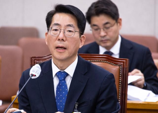 황종우 해양수산부 장관 후보자가 23일 국회 농림축산식품해양위원회에서 열린 인사청문회에서 의원 질의에 답하고 있다 사진연합뉴스