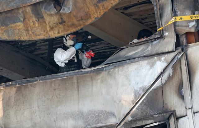 경찰과 소방 당국이 21일 오전 대형 화재가 발생한 대전 대덕구 안전공업 내부에서 인명 수색작업과 화재 조사를 하고 있다 사진연합뉴스