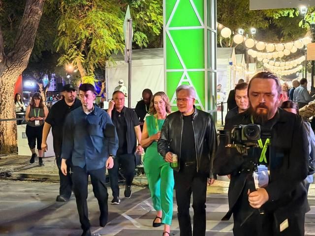 젠슨 황 엔비디아 최고경영자CEO가 GTC 2026 3일차인 18일현지시간 GTC 파크에 마련된 대만 야시장 컨셉의 Day and Night Market에 들어서는 모습 사진GTC 2026 공동취재단